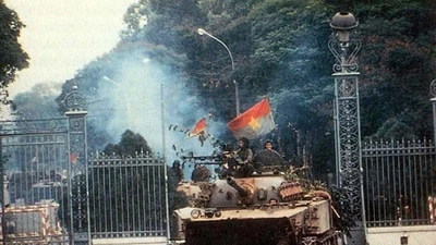 Khoảnh khắc lịch sử xe tăng tiến vào dinh Độc Lập