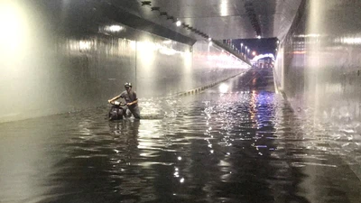 Dân bức xúc vì hầm chui trăm tỉ biến thành sông sau mưa