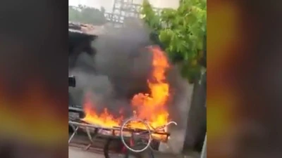 Clip: Xe ba gác bị đốt khi đậu trước cửa nhà người khác