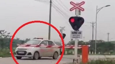 Vô tư vượt rào qua đường ray khi đã có đèn cảnh báo 