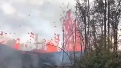 Dung nham tràn ra đường, phun cao 70 m ở Hawaii