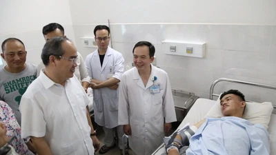 Bí thư Nhân thăm hỏi, động viên các 'hiệp sĩ' bị thương