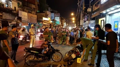 Clip: 'Hiệp sĩ' bị đâm được người dân đưa đi cấp cứu