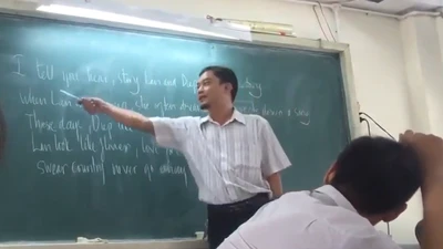 Thầy giáo dạy hát 'Chuyện tình Lan và Điệp' bằng... tiếng Anh