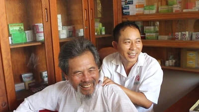 Thầy thuốc xin tiền vợ mua thuốc chữa bệnh cho dân nghèo