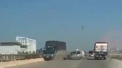 Chạy lấn làn taxi bể nát vì tông trực diện xe tải