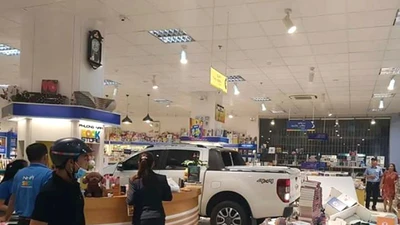 Nữ tài xế lái xe bán tải tông thẳng vào nhà sách 