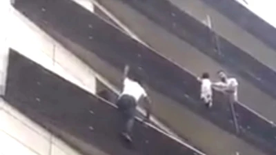 'Người nhện' cứu em bé đang treo mình ngoài ban công lầu 4