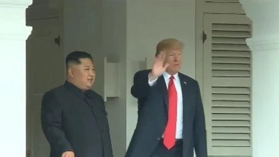 Hai nhà lãnh đạo Trump-Kim đứng ở ban công vẫy chào phóng viên