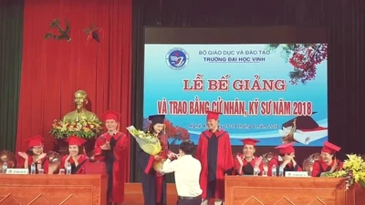Nữ sinh viên được cầu hôn trong lễ tốt nghiệp