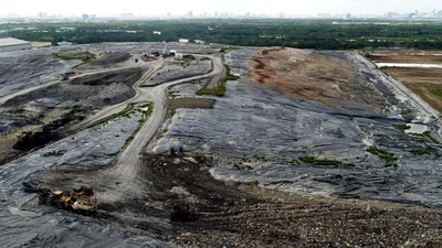 Toàn cảnh 'núi' rác khổng lồ Đa Phước phình to sau 2 năm