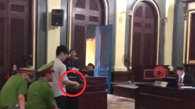 Hành động khó hiểu của sát thủ vụ thảm sát khi nghe luận tội