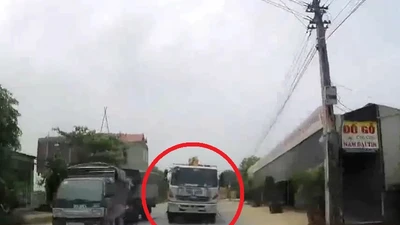 Vượt ẩu không xi nhan, xe tải suýt gây tai nạn