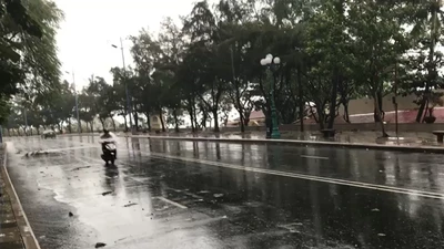 Gió rít từng cơn ở biển Vũng Tàu trước giờ bão đổ bộ