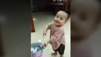 Hài hước với màn trổ tài nấu ăn của 'đầu bếp nhí'