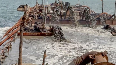 Video: Bắt quả tang 3 sà lan khai thác cát trái phép ở Cần Giờ