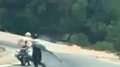 Video: Cầm đại đao lạng lách với CSGT như phim