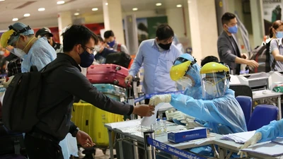 Hành khách nói gì khi làm xét nghiệm COVID-19 ở Tân Sơn Nhất?