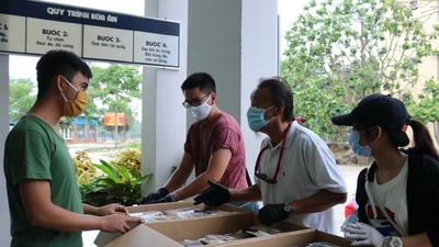 Bánh mì nghĩa tình dành tặng lực lượng phục vụ tuyến đầu