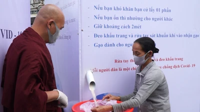 Phật tử góp sức mở ATM gạo phát cho người nghèo