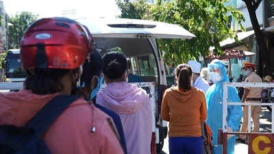 Bệnh viện quá tải, chuyển hàng trăm người đến khu cách ly mới