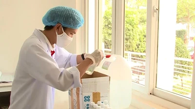 Tặng nước rửa tay sát khuẩn miễn phí cho cộng đồng