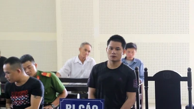 Nghe lời mẹ, con trai bán hàng xóm qua biên giới