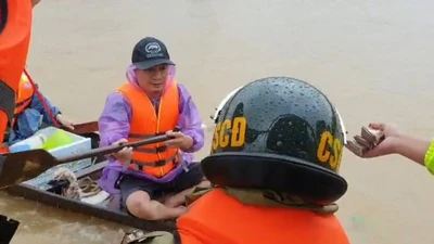 Công an tất bật cứu nạn, mang thực phẩm cho dân vùng lụt 