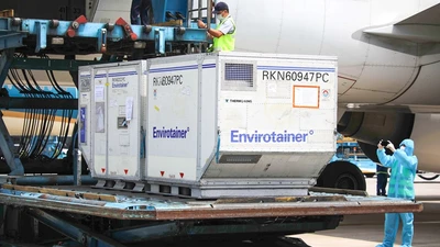 Video: Cận cảnh lô vaccine ngừa COVID-19 đầu tiên về Việt Nam