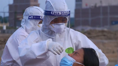 Video: Xuyên đêm lấy mẫu xét nghiệm COVID-19 ở Bắc Ninh