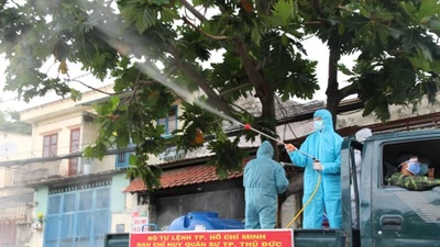 Video: Lực lượng quân sự phun khử khuẩn tại TP Thủ Đức