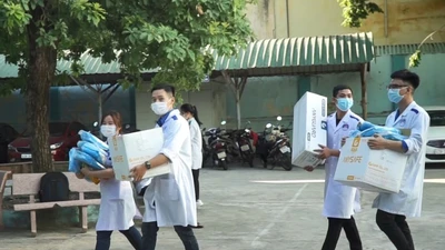 Video: Hơn 100 sinh viên ở Đà Nẵng vào Phú Yên chống dịch