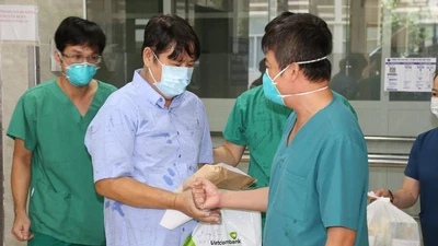 Video: Chiến sĩ công an mắc COVID-19 xuất viện, sẽ tiếp tục tham gia chống dịch