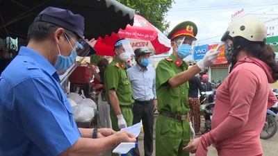 Video: Buôn Ma Thuột ngày đầu thực hiện phát phiếu vào chợ cho người dân