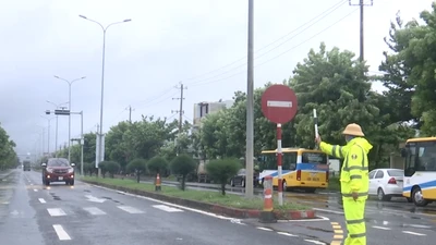 Video: Công an Đà Nẵng dầm mưa, siết chặt kiểm soát xe tại cửa ngõ TP