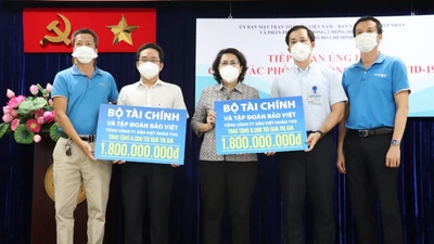 Video: 6.000 túi an sinh, 1.500 bộ đồ bảo hộ y tế tặng cho TP.HCM