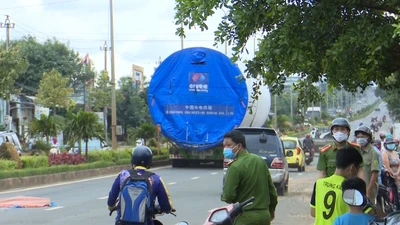 Video: Xe đầu kéo chở thiết bị điện gió cán một phụ nữ tử vong