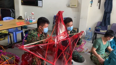 Video: Bộ đội làm lồng đèn trung thu tặng trẻ em trong mùa dịch ở TP.HCM