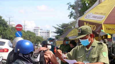 Video: Người dân Cần Thơ tự đi xe máy về quê mừng vui khi được tiếp đón