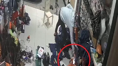 Video: Xông vào nhà giật điện thoại trên tay bé trai