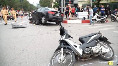 Video: Nhân chứng kể lại giây phút ô tô lao vào hàng loạt xe dừng đèn đỏ ở Hà Nội 