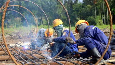 Ghi nhận tại Nút giao Bình Chuẩn (gói thầu XL2) và Cầu Bình Gởi (gói thầu XL4), những kỹ sư cùng công nhân vẫn miệt mài với sắt thép, hàn xì…