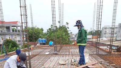 Hết thép đến giá xi măng 'leo' giá, xây nhà tốn thêm hàng trăm triệu