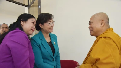 Bà Nguyễn Thị Quyết Tâm thăm báo Giác Ngộ