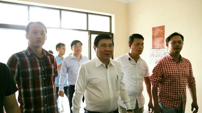 Chủ tịch TP.HCM đang gặp người dân Thủ Thiêm