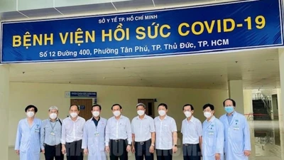 Lãnh đạo TP.HCM thăm bệnh viện hồi sức COVID-19 và bệnh viện Dã chiến số 2