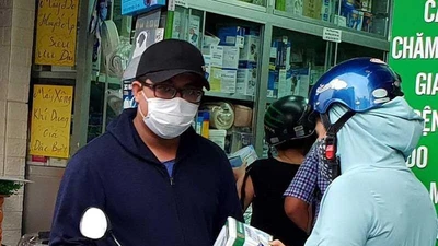 Khẩu trang: Chợ mạng loạn giá, siêu thị không tăng