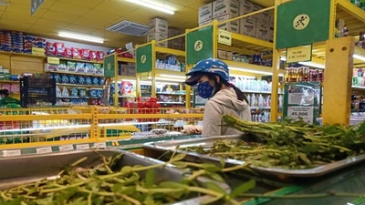 Một siêu thị lập 35 điểm bán hàng xuyên đêm tại TP.HCM