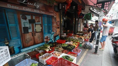 Quán bar ở phố nổi tiếng TP.HCM nhộn nhịp nhờ bán thịt, cá, rau