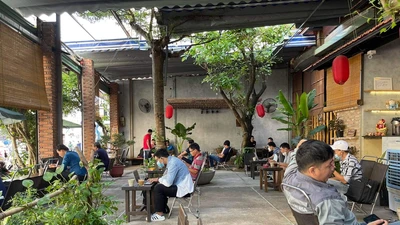 Ngày đầu tiên bán tại chỗ: Nơi đông đúc, nơi vẫn đóng cửa